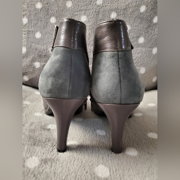 Brand New Naturalizer two tone Gray high heeled Ankle boots - Picture 5 of 16